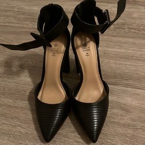 Size 7 black pumps! Like new